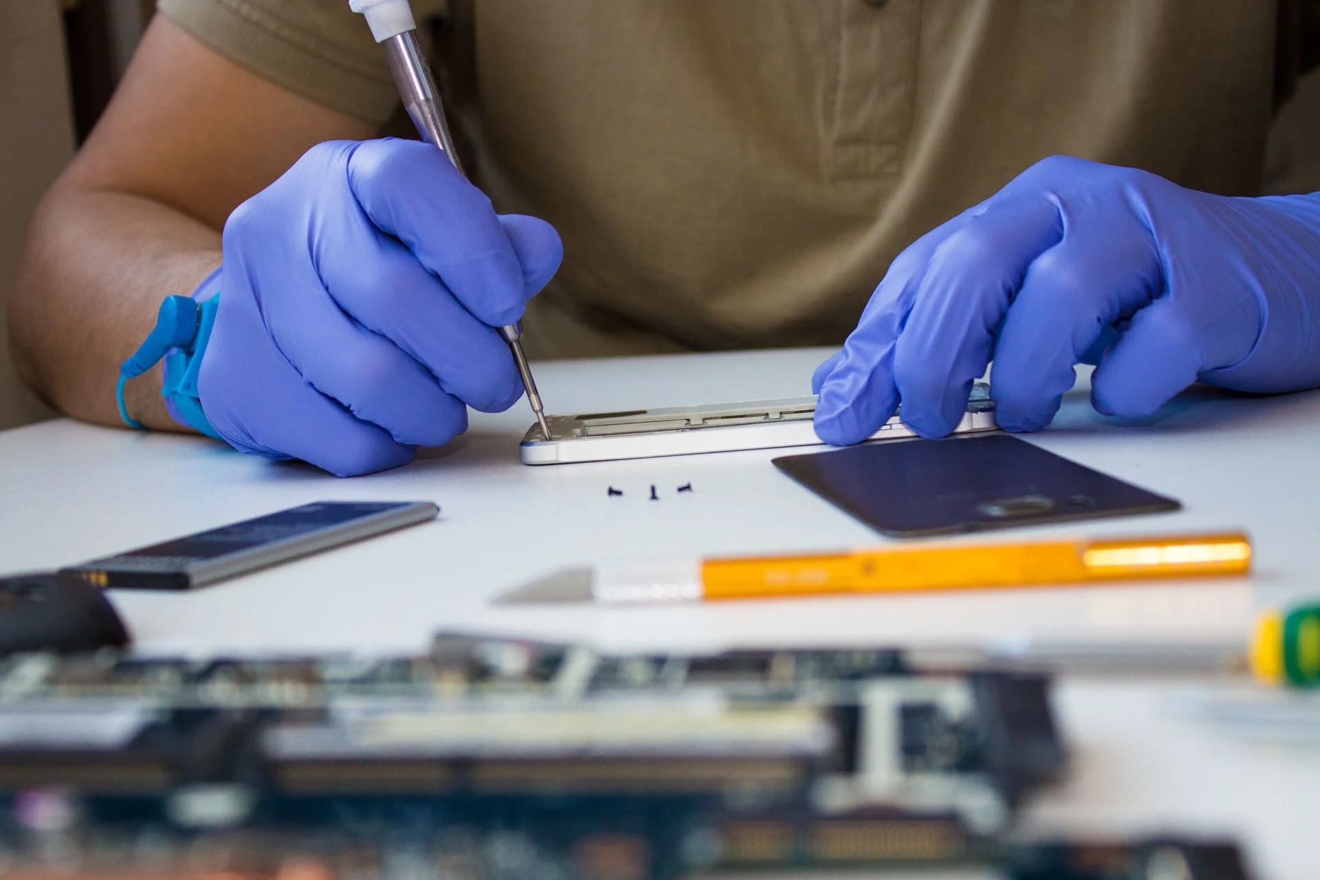 Happy Mobile Phone Repair Experts in Mornington, Melbourne